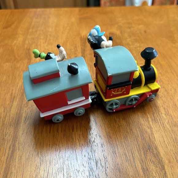 Vintage 1990’s Disneyland Park train. Mickey in the engine Goofy in Caboose - Picture 3 of 4